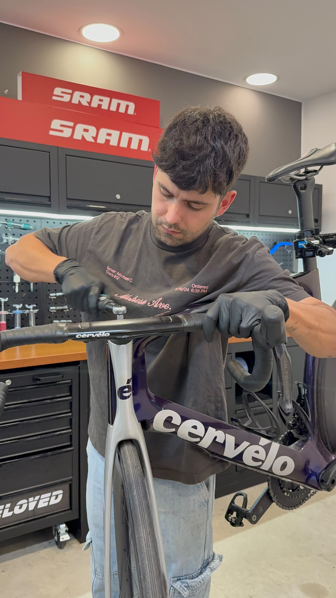 Mecánico en el taller Veloved de Barcelona