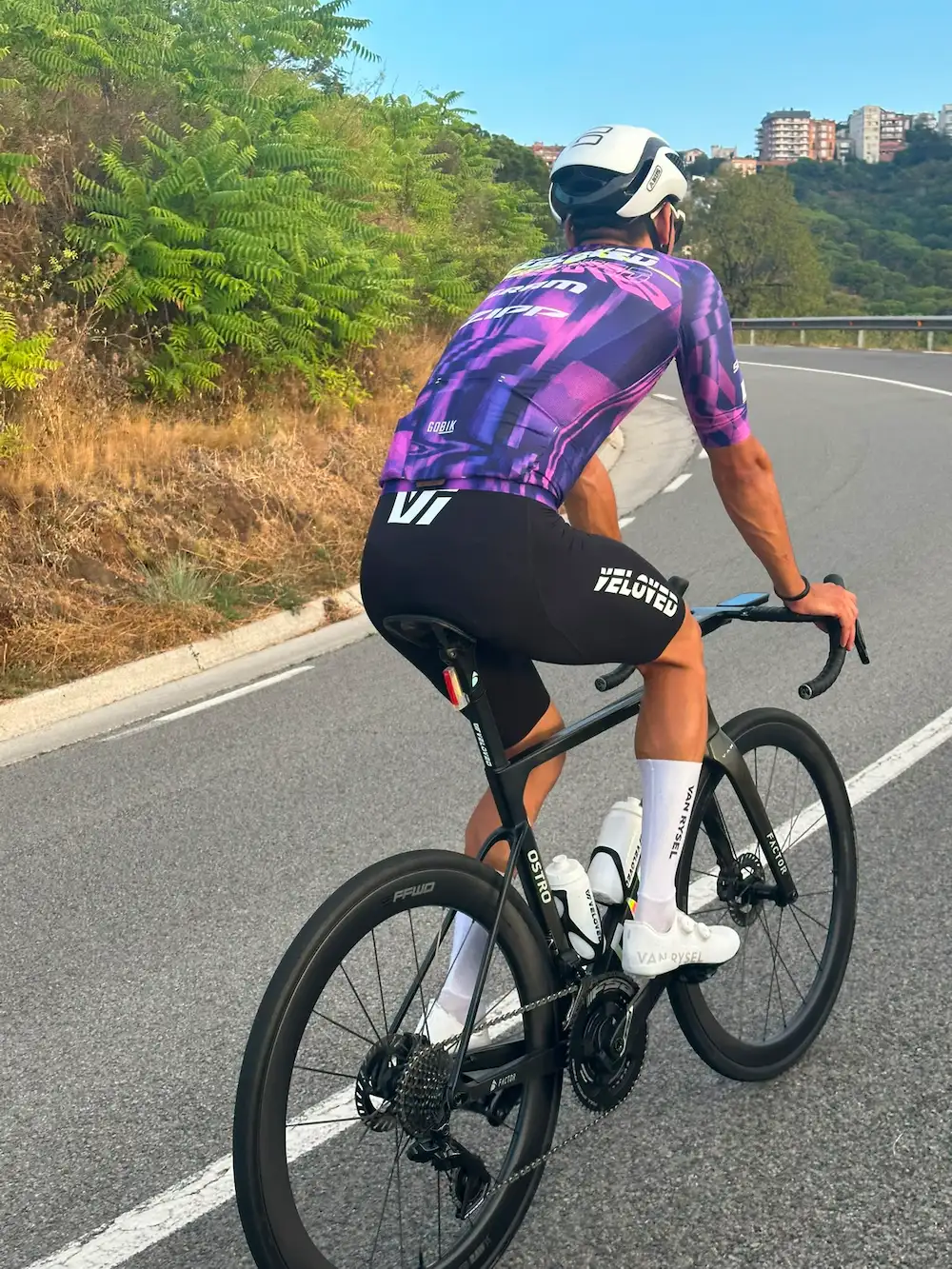 Ciclista Veloved rodando en Barcelona